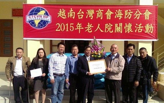 高國華（右三）率海防台商會關懷老人院。