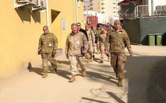 美國駐中東最高指揮官弗蘭克·麥肯齊（中）。（圖源：互聯網）