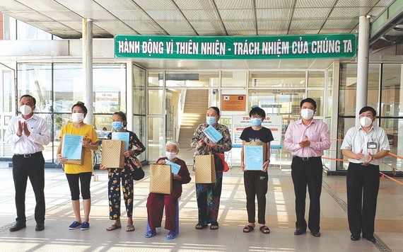 １００歲老大娘(坐)與４名新冠患者出院。（圖源：德誠）