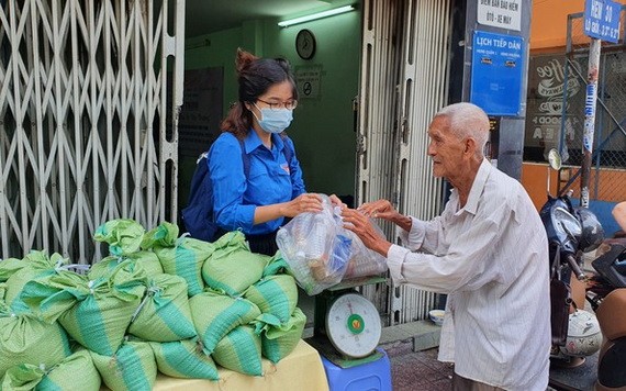 一名老大爺親自拿著廢舊塑料瓶來換取大米。（圖源：進達）