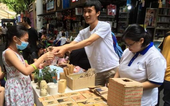 書店給小朋友派禮物。