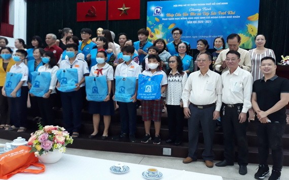 各贊助單位與學生合影。