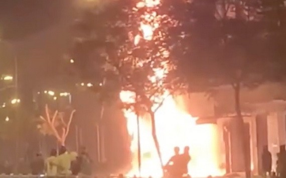 現場火勢十分猛烈。（圖源：視頻截圖）