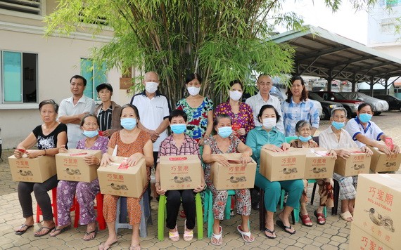 范興主任(後排右二)、陳月寶副主席(後排右一)向華人贈送禮物。