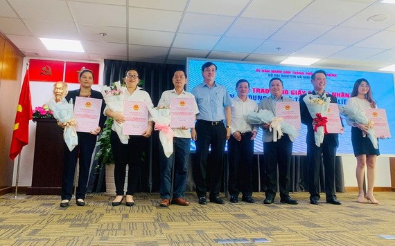 房地產所有權證書(粉紅簿)頒發儀式。（圖源：秋莊）