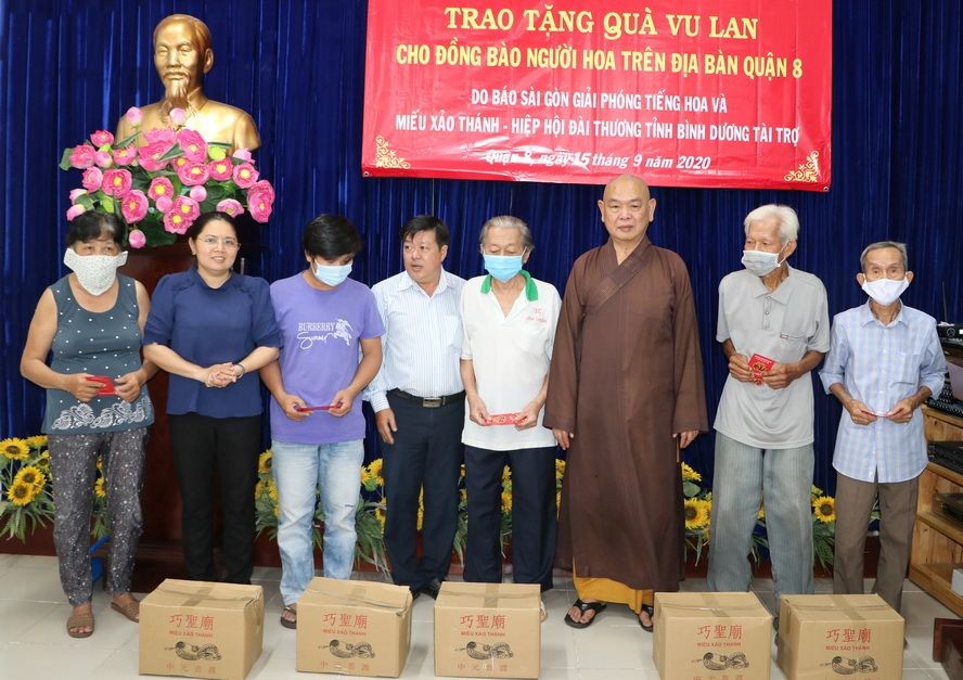 本報向華人貧困戶贈送盂蘭節禮物 ảnh 1