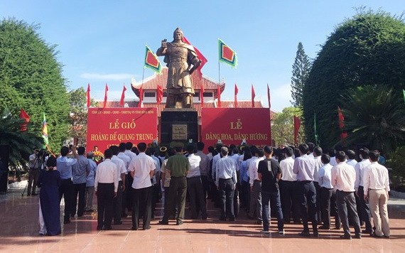 眾多民眾前往平定省西山縣光中博物館園區西山三傑祠堂上香並敬獻鮮花。（圖源：黃仲）