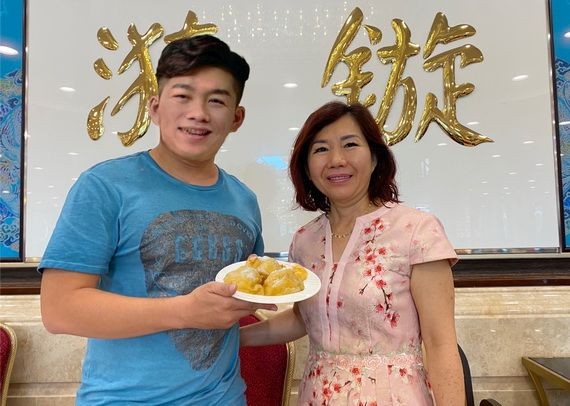 關漪鏇小姐（右）向食客介紹新推出的點心“沙翁“。
