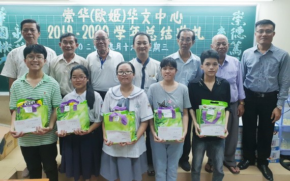 崇華華文中心向優秀生頒發獎學金及禮物。