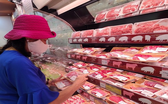 市民在超市選購肉類。（圖源：TN）
