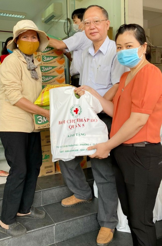 穗城會館理事長盧耀南(中)、福建溫陵會館(觀音廟)理事吳麗株(右)派發禮物。