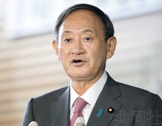 日本首相菅義偉在官邸接受採訪。（圖源：共同社）