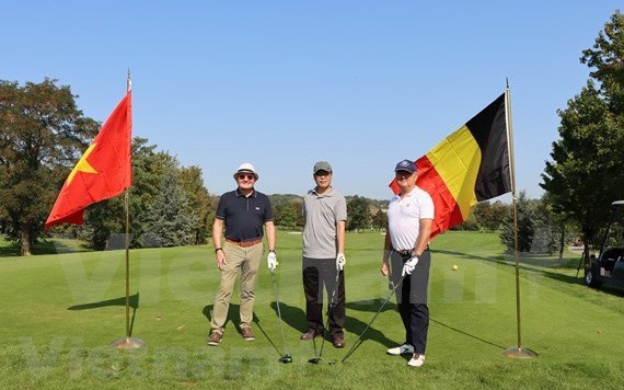 參加比賽的高爾夫球手。