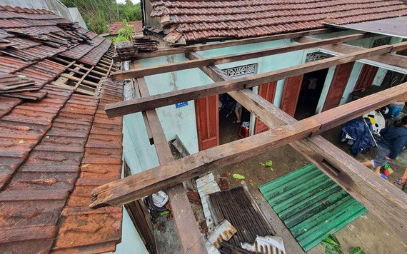 一間住房的鐵皮瓦被掀頂。（圖源：秋莊）