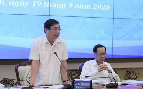 市人委會主席阮成鋒（左）在會議上發言。（圖源：晉安）
