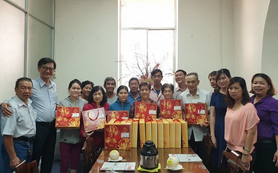 大發餅家副總經理黃冠富(左二)與本報幹部、報販合影。