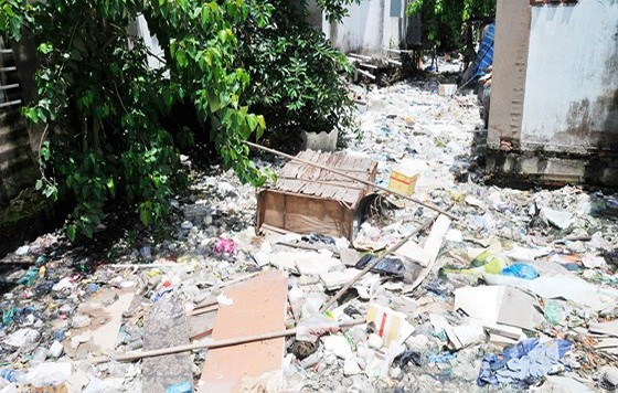 涌面堆滿垃圾。