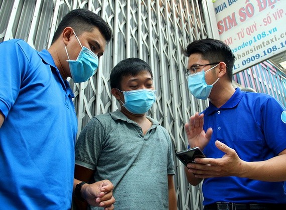 安樂A坊突擊組向民眾宣傳防疫知識。