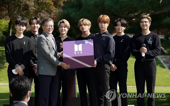 9月19日，在青瓦台，人氣男團防彈少年團（BTS）出席“第一屆青年日”紀念儀式。圖為防彈少年團向總統文在寅（左三）贈送禮物。 （圖源：韓聯社）