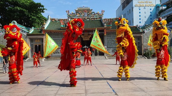 在義安會館廣場拍攝龍獅活動。