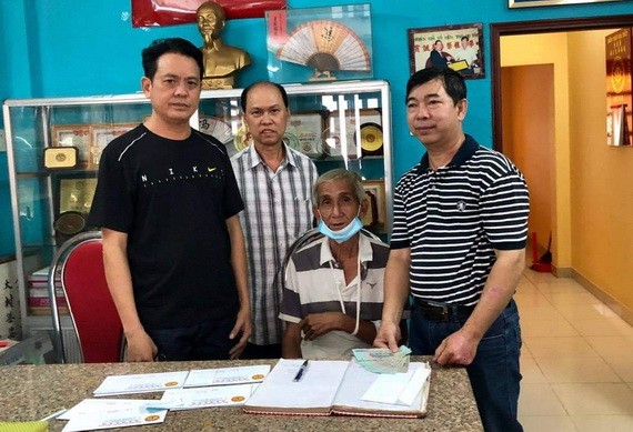 馮傳坤理事長與各位副理事將善款轉交給馮蘇蝦大伯。