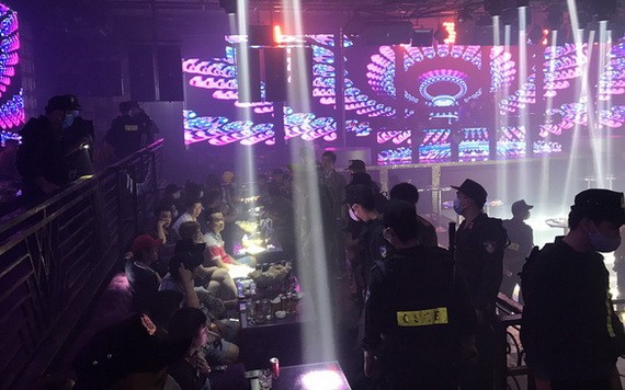 職能力量對“New Club”酒吧突檢時的現場。（圖源：美萍）