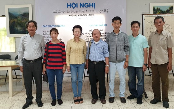 市美術協會主席阮春仙(左一)與華人美術俱樂部新一任期執委合照。