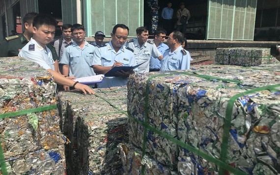 海關人員實地勘察過境貨物報關。（示意圖源：T.H）