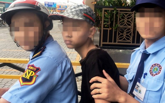 少年（坐在中間）在舊邑郡某商業中心女廁偷拍，被保安力量抓獲。