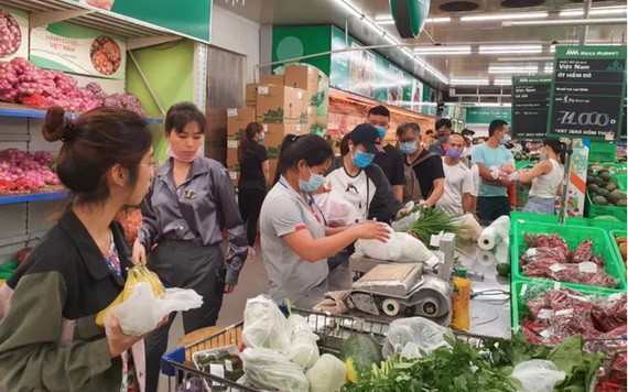 消費者在超市選購必需品。