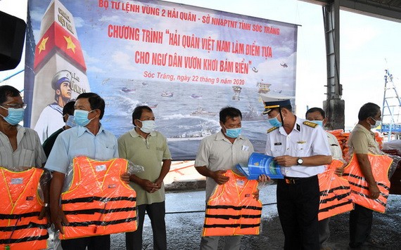 海軍第二區司令阮英俊大校向滀臻省漁民贈送救生衣。（圖源：明勝）