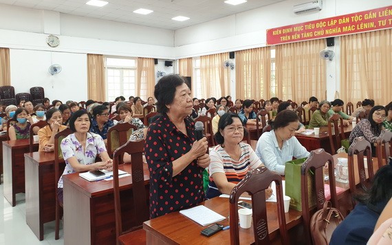 華人婦女幹部李金梅在會上發表意見。