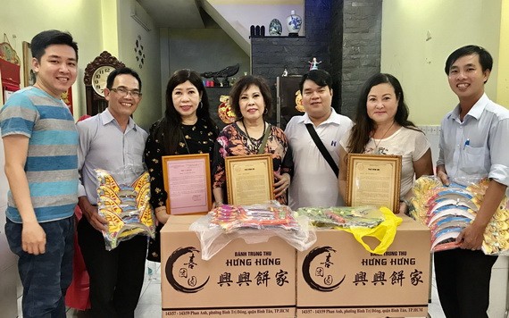 贈送月餅與感謝書儀式。