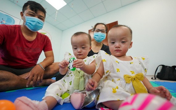 手術分離100天後的孿生小姐妹竹兒與妙兒。（圖源：院方提供）