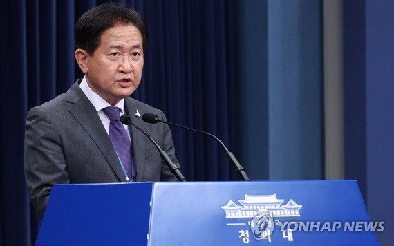國家安全保障會議事務處長徐柱錫24日在記者會上發言。（圖源：韓聯社）