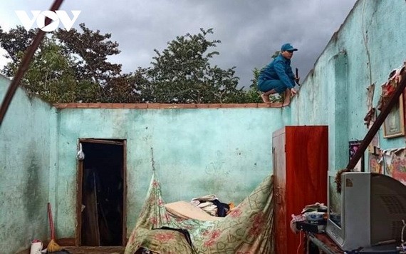 圖為被旋風掀頂的一間民房。（圖源：VOV）