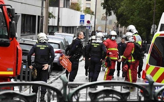 襲擊事件現場戒備森嚴，大批救援人員在現場排查。（圖源：Getty Images）