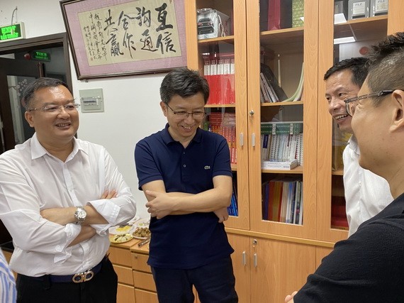 趙騫會長(左一)與各理事討論工作。