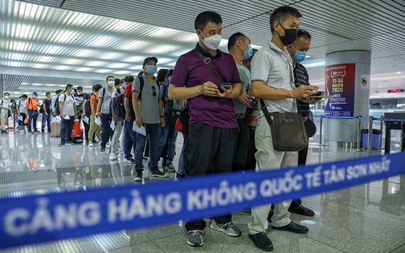 旅客在新山一機場排隊等候辦理入境手續。（示意圖源：友科）