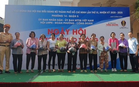 坊內各貧困戶獲贈送安全帽。