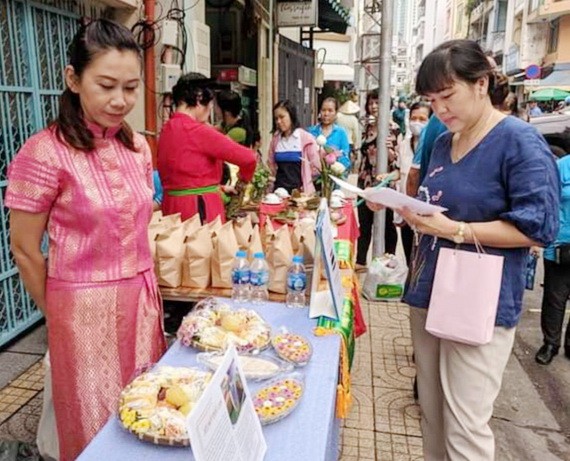 各國美食比賽及為窮人活動現場一瞥。