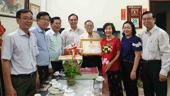 第十一郡及第六坊領導向王沛川校長祝壽、贈送禮物。