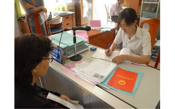 民眾在辦理土地使用權證書手續。（圖源：TNO）