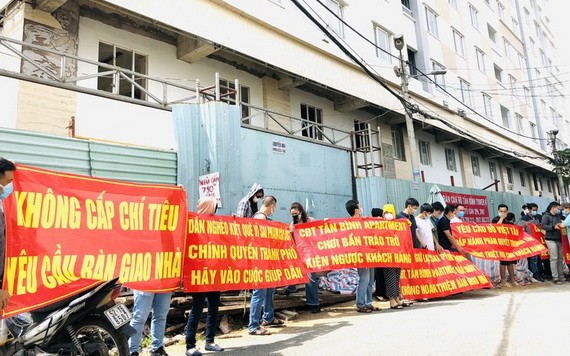 購房者聚集反對開發商違章加建行為。 