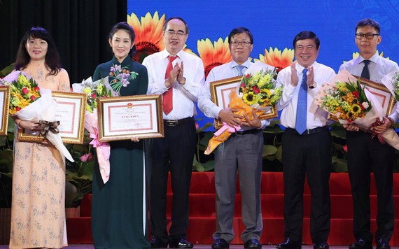 市領導向取得出色成績個人授予獎狀。（圖源：煌潮）