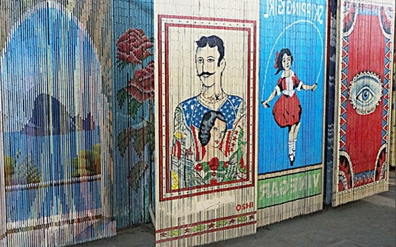 圖為竹簾成品。工匠們挑選出適用的竹材，經初步處理後製成竹簾，再使用塗料上色作畫。