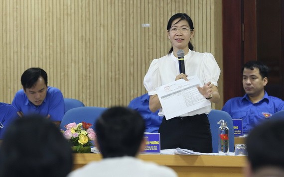 共青團本市市委書記潘氏清芳（站）在會議上發言。（圖源：寶英）