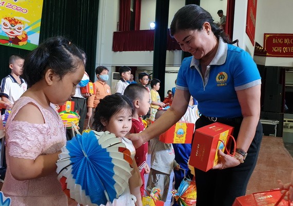第五郡勞動聯團主席黎氏碧幸向職工的子弟贈送中秋節禮物。