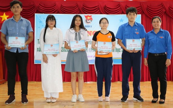 吳氏寶源副書記向５名團員頒發獎助學金。