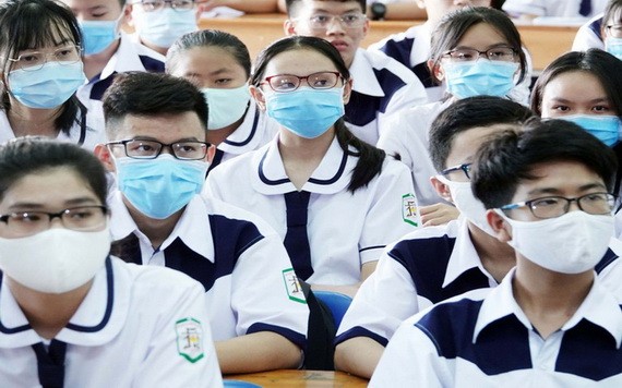 高一生聽取新學年規定和校規。